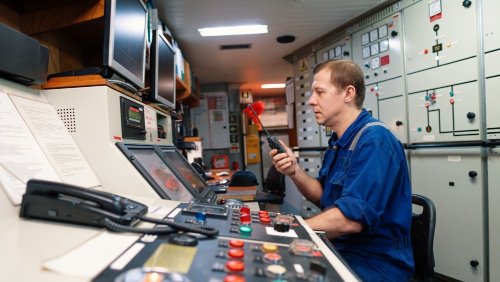 marine-offshore-operations-best-practice-chief-engineer-in-control-room